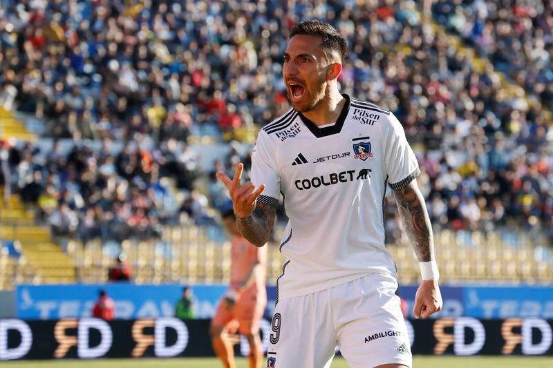 El jugador de Colo Colo, Javier Correa, celebra su gol contra Everton.