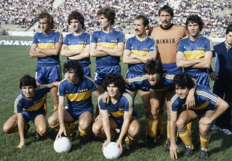 El ídolo de Cobreloa junto a quien él considera el mejor jugador argentino de la historia, en la formación de Boca Juniors 1981.
