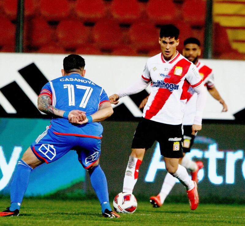 defendiendo la camiseta de Curicó Unido ante Universidad de Chile (Foto: Curicó Unido)