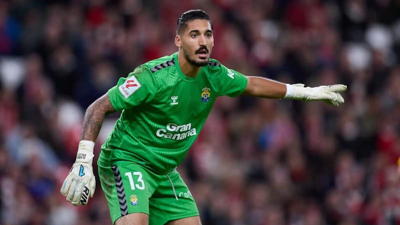 El portero español no juega hace seis meses por no querer renovar con su actual club.