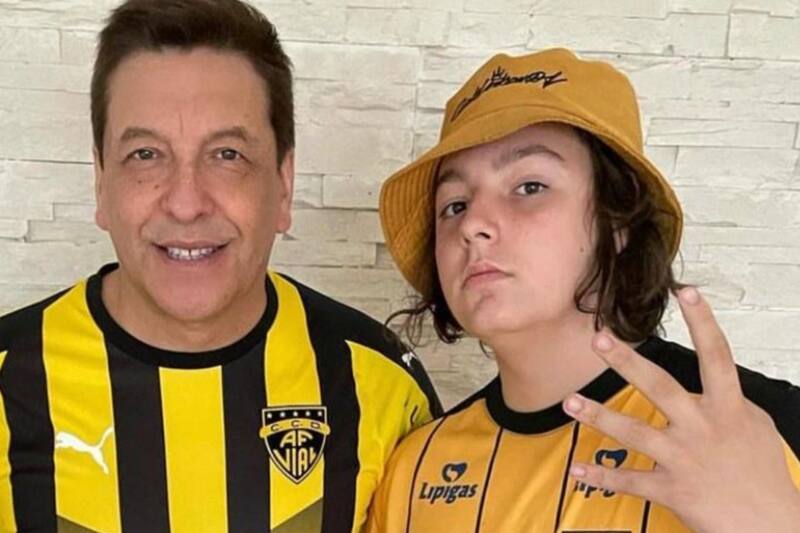 Julio César Rodríguez posa con su hijo, Nineteen Elevnn. Créditos: Instagram.