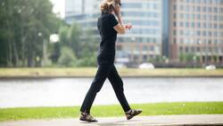 ¿Qué significa caminar muy rápido? Esto dice la psicología