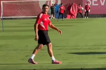 Con una sonrisa de oreja a oreja: el entrenamiento de Alexis Sánchez en el Sevilla