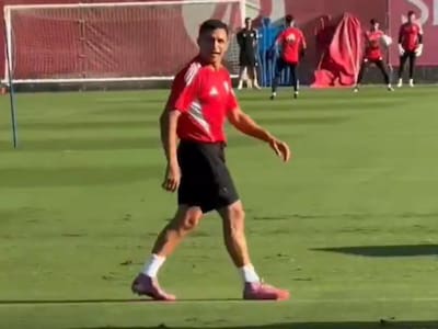 Con una sonrisa de oreja a oreja: el entrenamiento de Alexis Sánchez en el Sevilla