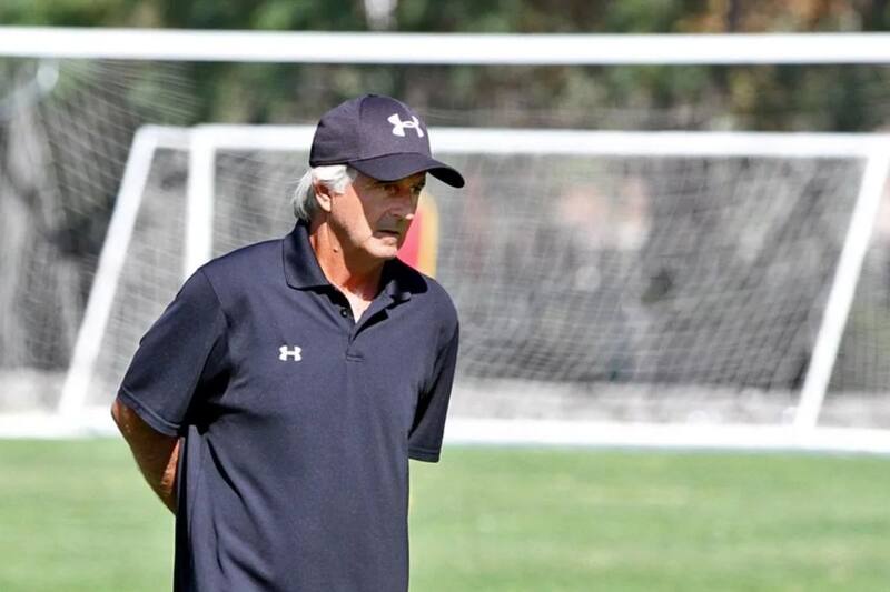 El entrenador ve severas fallas estructurales en el fútbol chileno.