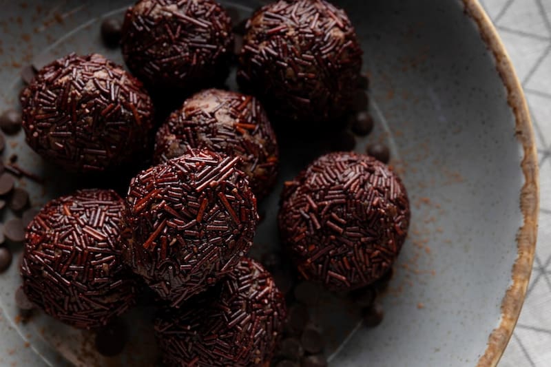 Las trufas de chocolate solo necesitan de cinco ingredientes.