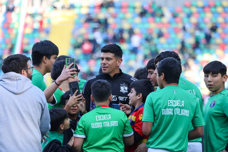 y su lindo gesto con pequeños futbolistas de Audax Italiano. Foto: Felipe Escobedo