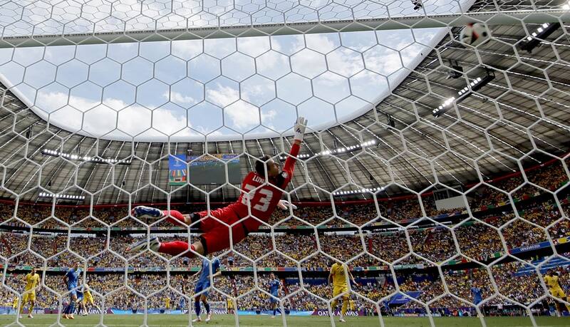 Golazo de Stanciu para el triunfo de Rumania sobre Ucrania. EFE