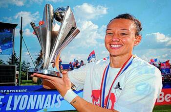 Christiane Endler sube en el ranking de chilenos ganadores en Europa: quedó a tres títulos de alcanzar a Marcelo Salas