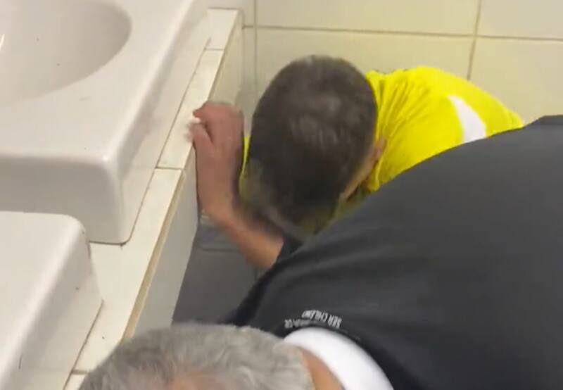 Hinchas de Colo Colo se lanzan contra Huachipato. Foto: Reproducción.