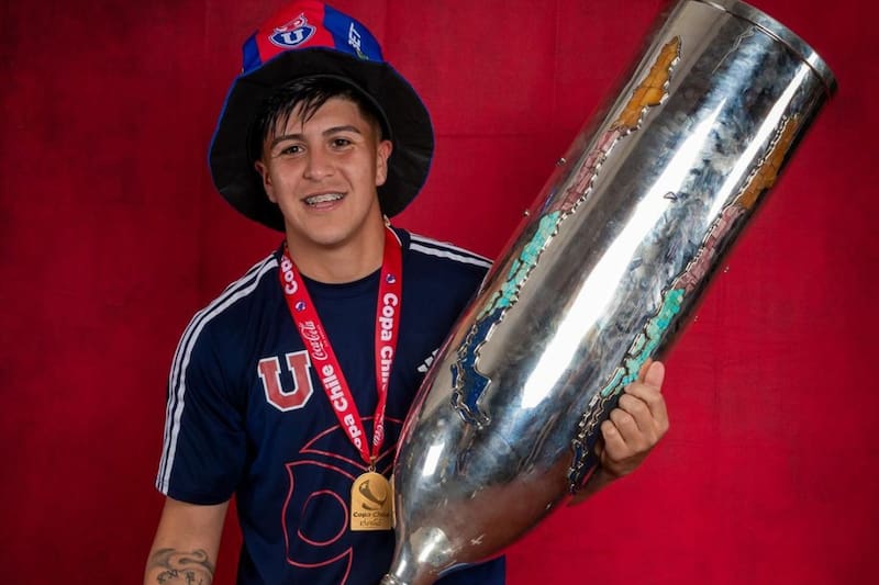 Marcelo Morales con el título de la Copa Chile.