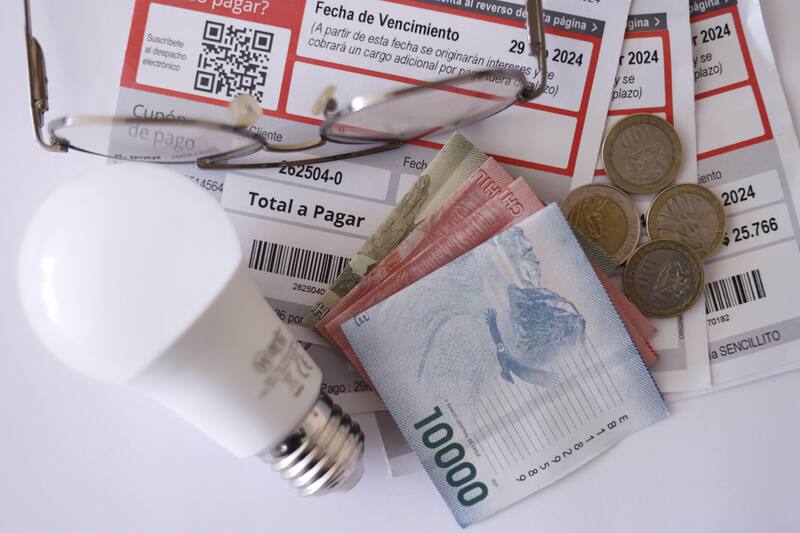 Comisión Nacional de Energía detecta error de cálculo que provocaría baja en el valor de las boletas.