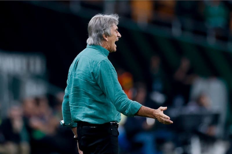 El entrenador firmó el tercer mejor arranque en la historia del Real Betis Balompié, pero no hay señales claras de renovación todavía. Foto: EFE.
