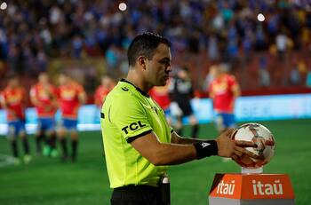 FOTO: Así será la nueva pelota del fútbol chileno
