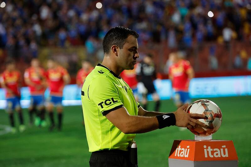 Árbitro y pelota del fútbol chileno. Agencia Aton