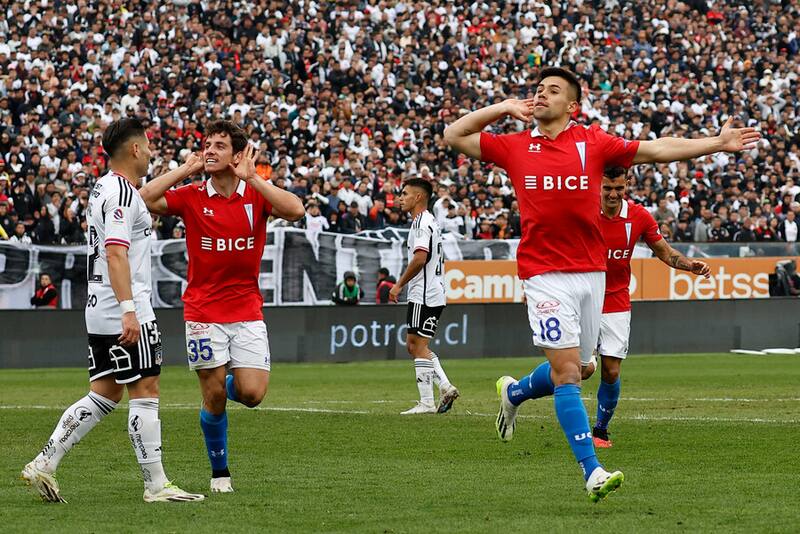 Alexander Aravena tras marcarle a Colo Colo en victoria de la UC. Foto: Aton.