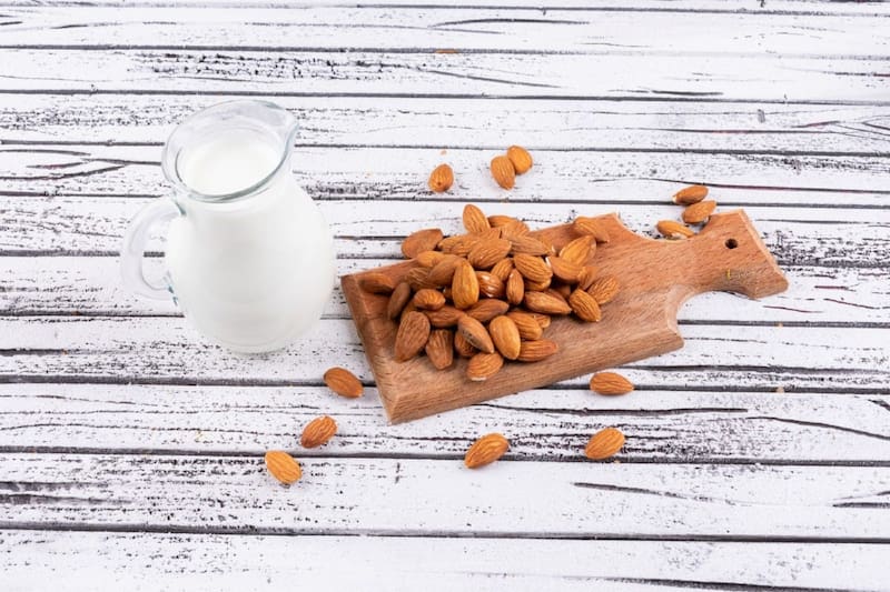 Leche de almendra y sus beneficios (Foto: Freepik)