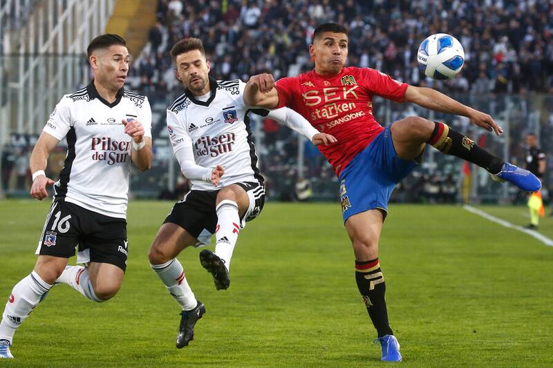 Luis Pavez jugando con la camiseta de Unión Española frente a Colo Colo. Foto: Aton.