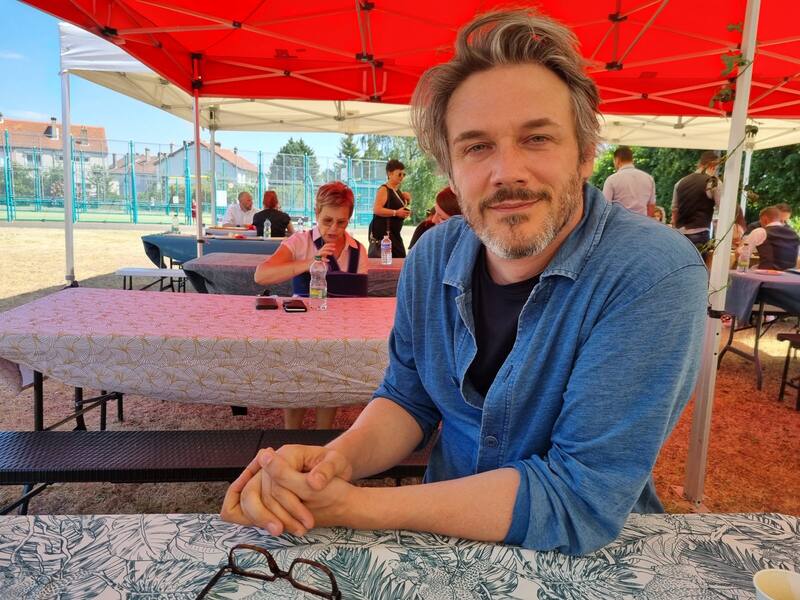 Samuel Theis es parte del elenco.