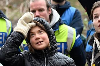 VIDEO | Policía forcejea a Greta Thunberg durante protestas ambientalistas en Alemania
