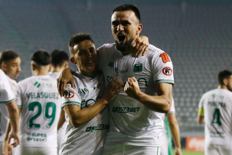 El defensor de Deportes Temuco celebrando un gol con Diego Buonanotte. Foto: Agencia ATON.