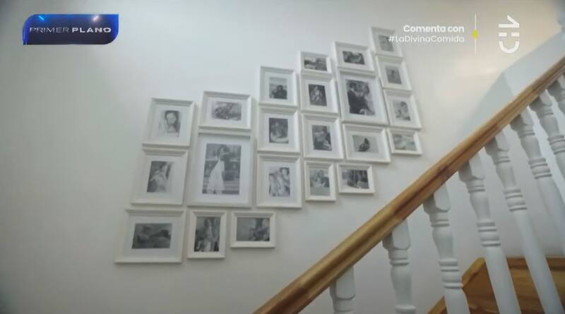 tiene una galería de fotos en las escaleras de su casa.