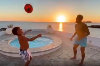 ¿Olvidó la Champions? Neymar disfruta sus vacaciones con su hijo en Ibiza
