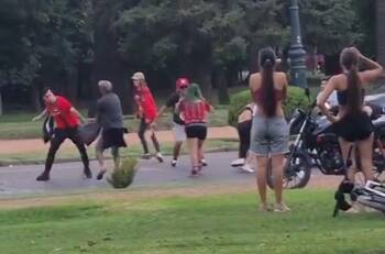 VIDEO | Violencia de exportación: hinchas de Colo Colo protagonizan riña entre ellos a las afueras del estadio en Mendoza