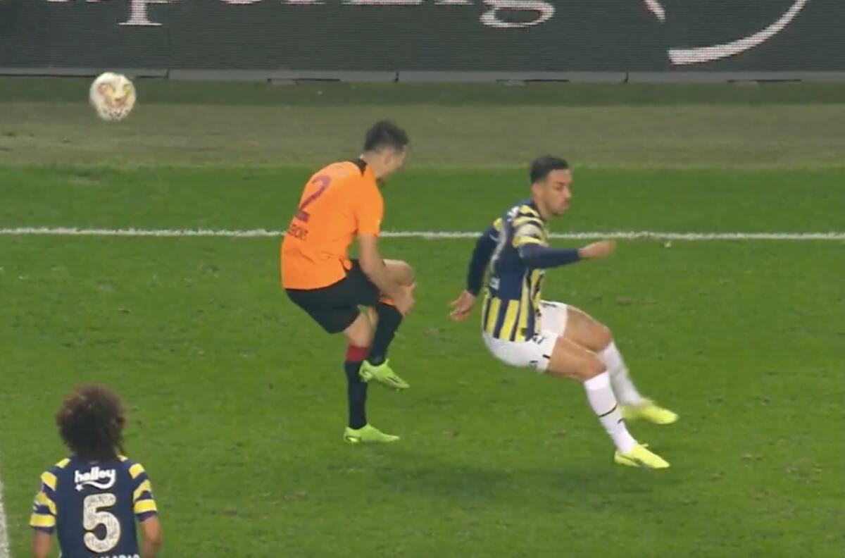 VIDEO | Descalificadora patada en el clásico de Turquía entre Fenerbahce y Galatasaray
