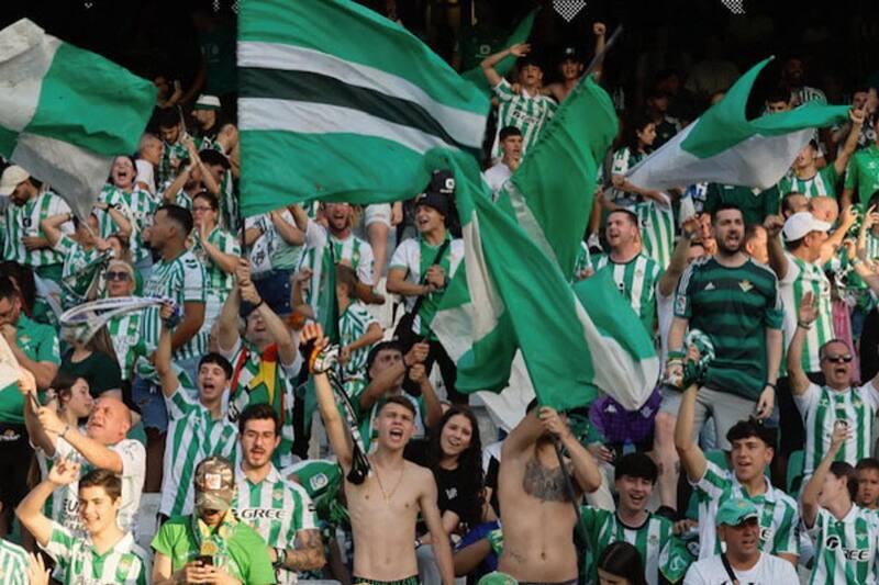 El cuadro verdiblanco debutará este lunes en la temporada 2025/26 de La Liga. Foto: EFE.