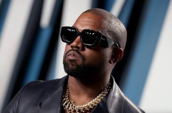 Con una máscara con el rostro de Jesucristo y ángeles: Kanye West sorprende con un peculiar outfit