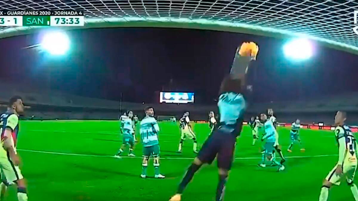 El tremendo pelotazo que recibió Guillermo Ochoa tras tiro libre de Diego Valdés