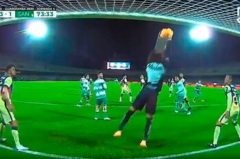 El tremendo pelotazo que recibió Guillermo Ochoa tras tiro libre de Diego Valdés