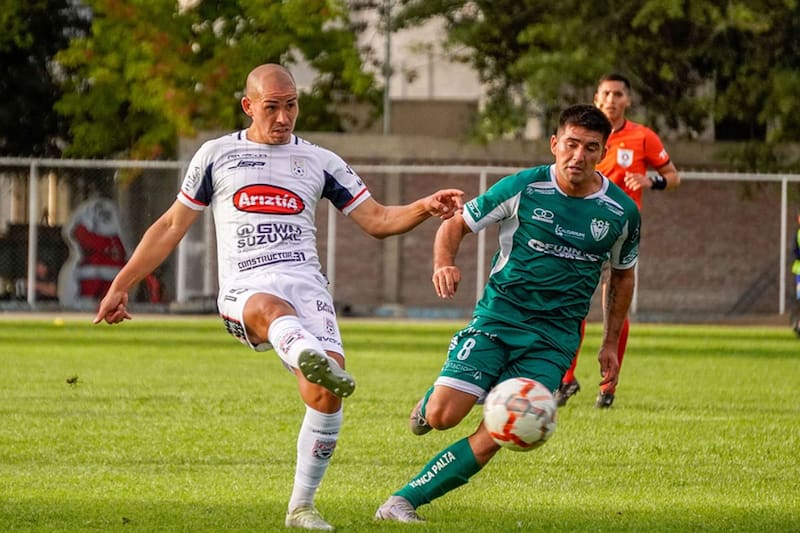 El líder de la tabla, Deportes Melipilla, recibirá a General Velásquez, el cuarto clasificado. Foto: Campeonato Chileno.