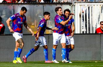 Cimbi Cuevas encaminó la goleada: los 3 mejores de Católica en la goleada sobre Colo Colo