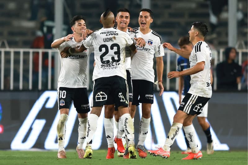 Los jugadores albos celebrando en el Estadio Monumental. Foto: Agencia Aton.