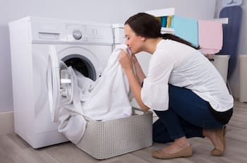 Este es el truco que elimina manchas y ahorra energía en cada lavado de ropa