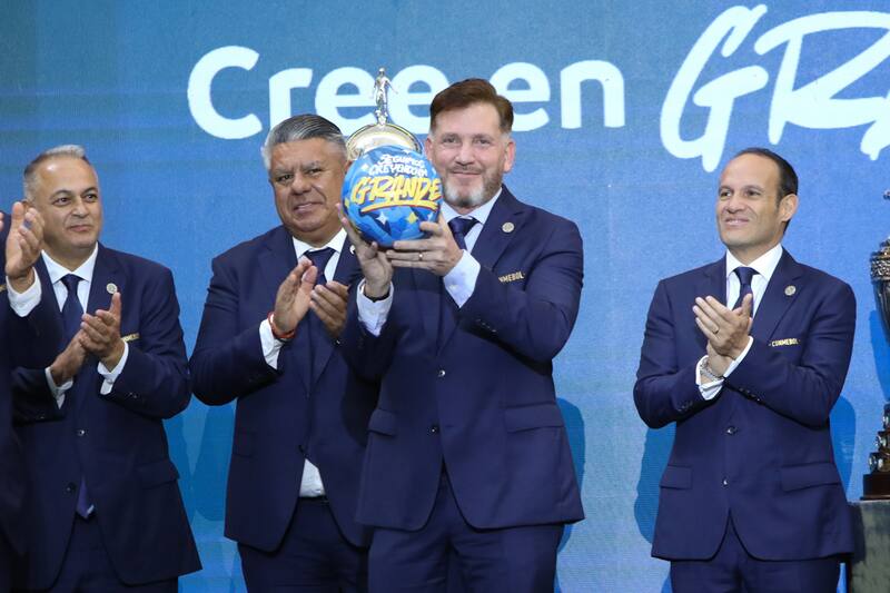 fue reelegido como presidente de la Conmebol. Foto: EFE.