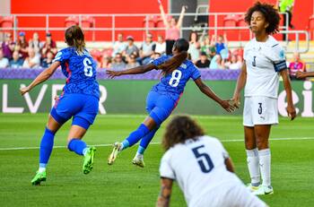 Francia arranca su camino en la Eurocopa 2022 con una contundente goleada sobre Italia