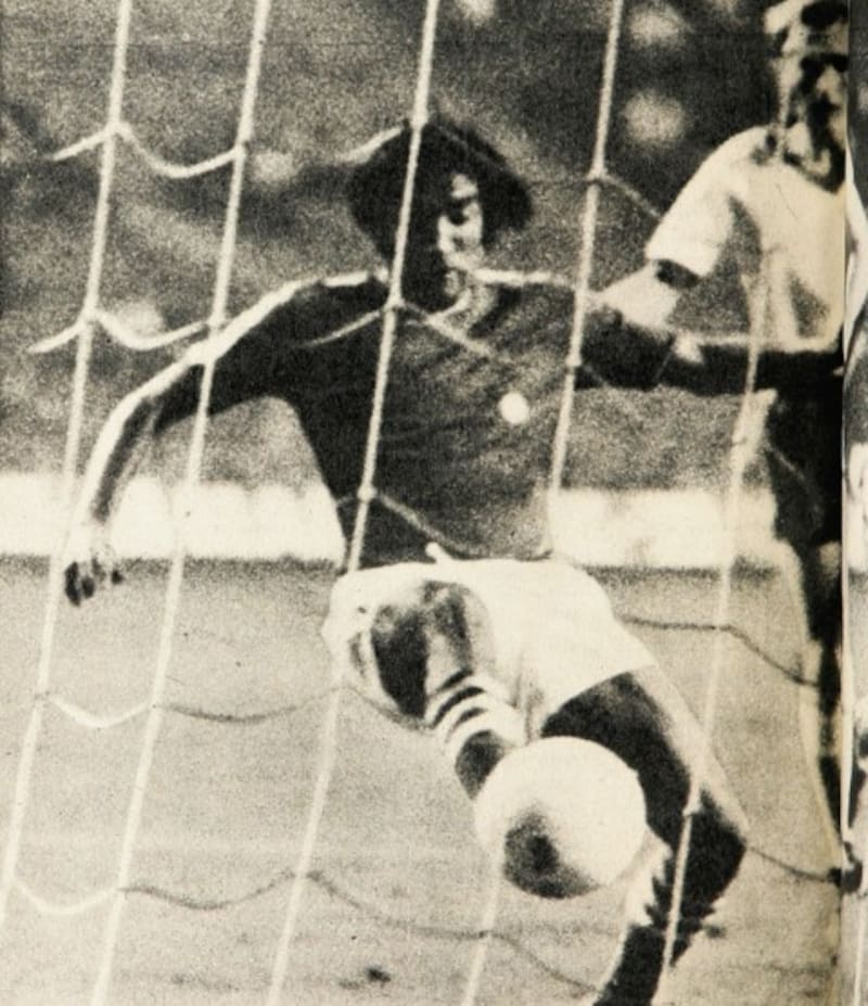El Negro anota el empate frente a la República Democrática Alemana (RDA) en el Mundial de Alemania '74. Sería el único gol de Chile en esa Copa del Mundo.
