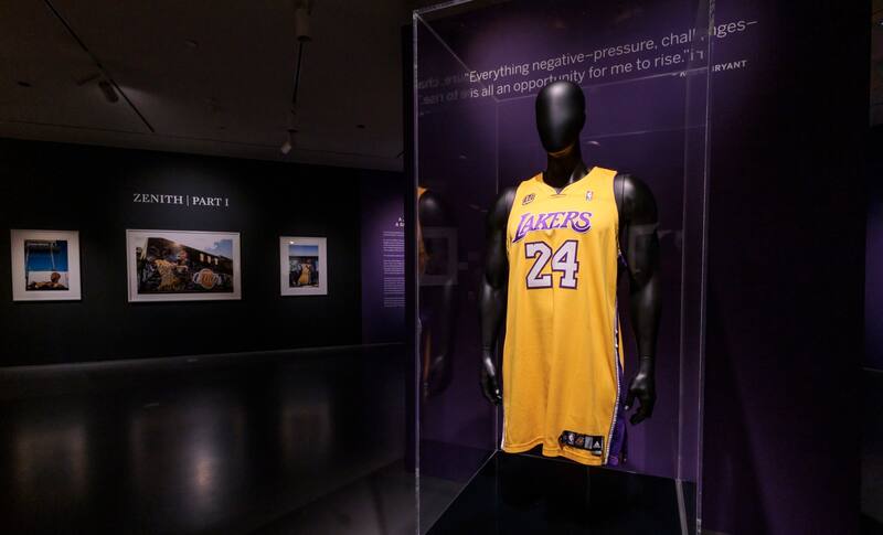 Vista de una camiseta usada por la estrella de la NBA Kobe Bryant en 25 juegos durante la temporada 2007-2008, el 1 de febrero de 2023, subastada Sotheby's en Nueva York (EE.UU.). EFE/Justin Lane