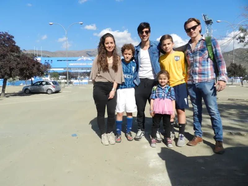 La familia Loyola junto a Raúl González en 2016.