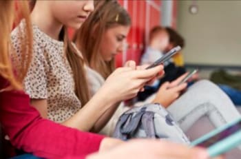 El uso de redes sociales en niños y adolescentes: “Afecta zonas del cerebro responsables de la concentración y la capacidad de profundizar”