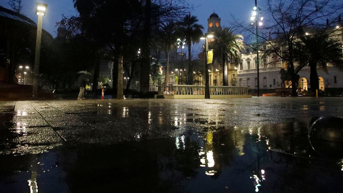 Se esperan 100 milímetros de lluvia en varias comunas de Santiago.