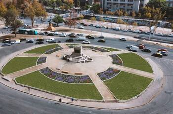 Reportaje muestra violento accionar de los cuidadores ilegales de autos