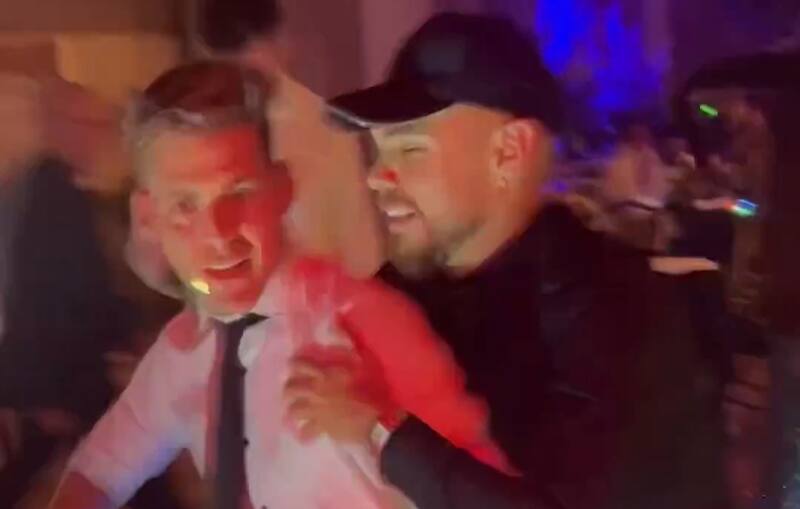 gozó junto a sus cercanos la fiesta de su matrimonio.