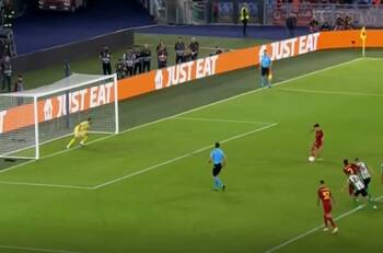 VIDEO | Jugó con la mente de Claudio Bravo: este fue el gol de la Roma para imponerse al Real Betis