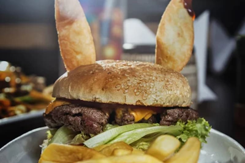 Con platos tematicos insipirados en la cultura de los videojuegos.
Foto: Insert Coin Bar Ñuñoa.