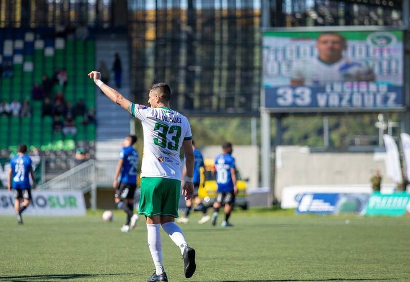 Luciano Vásquez delantero de Puerto Montt.