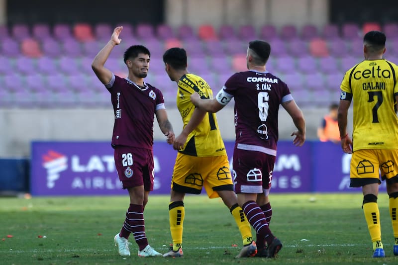 Tras los gestos de Fernando Dinamarca (N°26 de La Serena) se provocó una riña de proporciones entre jugadores de ambos elencos. Foto: Alejandro Pizarro Ubilla/Photosport